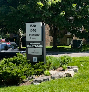 Pylon sign and flag pole sign